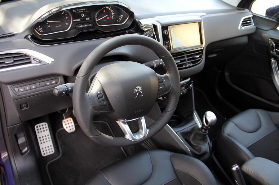  Peugeot 208 5-Door 2012 года  (фото 40 из 73)
